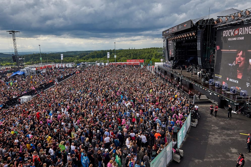 Unglaubliche Massen: Rockfans drängen sich beim Open-Air-Festival "Rock am Ring" während des Auftritts der Band "Halestorm" vor der Hauptbühne.