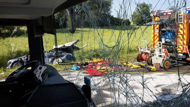 Der Bus soll trotz Gefahrenbremsung frontal mit dem Wagen kollidiert sein. Der Bus soll trotz Gefahrenbremsung frontal mit dem Wagen kollidiert sein.