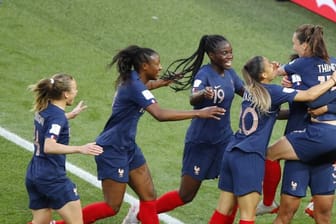 Frankreichs Fußball-Frauen feiern den gelungenen WM-Auftakt gegen Südkorea.