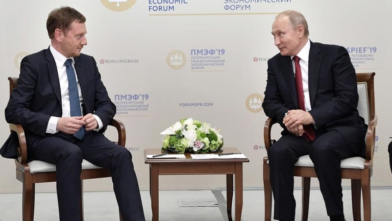 Russisch-sächsische Annäherung: Michael Kretschmer und Wladimir Putin in St. Petersburg.