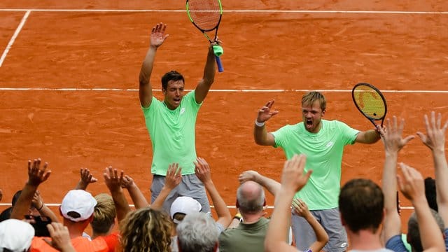 Wollen auch nach dem Doppel-Finale in Paris Grund zum Jubel haben: Kevin Krawietz (r) und Andreas Mies.