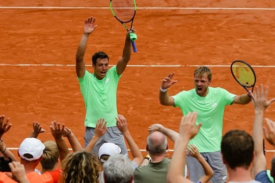 Wollen auch nach dem Doppel-Finale in Paris Grund zum Jubel haben: Kevin Krawietz (r) und Andreas Mies.