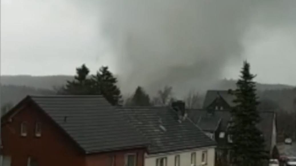 Tornado in der Eifel Anfang März (Archivbild): Nun erfasste eine Windhose ein Festzelt in Langenberg.