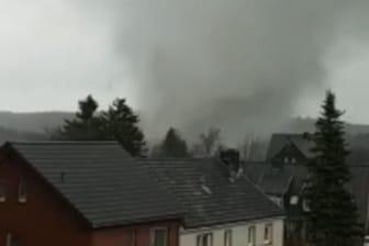 Tornado in der Eifel Anfang März (Archivbild): Nun erfasste eine Windhose ein Festzelt in Langenberg.