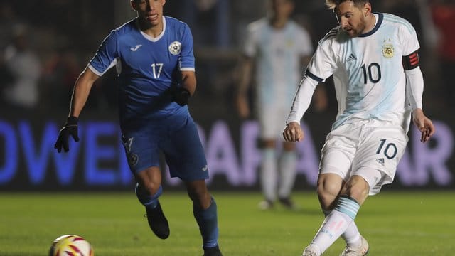 Lionel Messi (r) erzielt für Argentinien den Traeffer zum 1:0.