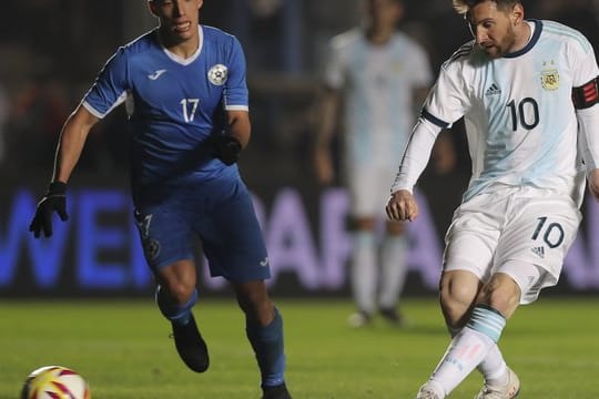 Lionel Messi (r) erzielt für Argentinien den Traeffer zum 1:0.