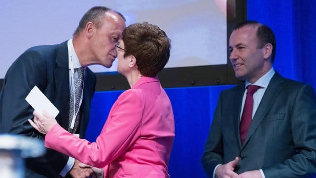 Friedrich Merz, Mitglied des Präsidiums des Wirtschaftsrates der CDU, begrüßt Annegret Kramp-Karrenbauer, Bundesvorsitzende der CDU.