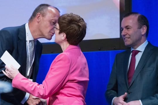 Friedrich Merz, Mitglied des Präsidiums des Wirtschaftsrates der CDU, begrüßt Annegret Kramp-Karrenbauer, Bundesvorsitzende der CDU.