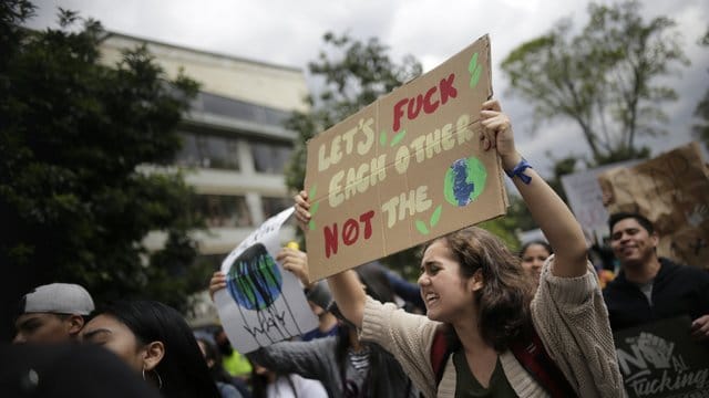 "Let's fuck each other, not the planet", steht auf dem Plakat einer Demonstrantin bei "Fridays for Future".