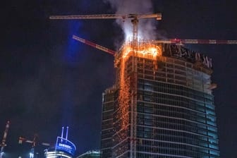 Das brennende Hochhaus in Warschau: TV-Sender zeigten spektakuläre Bilder von brennenden Gebäudeteilen, die herabstürzten.