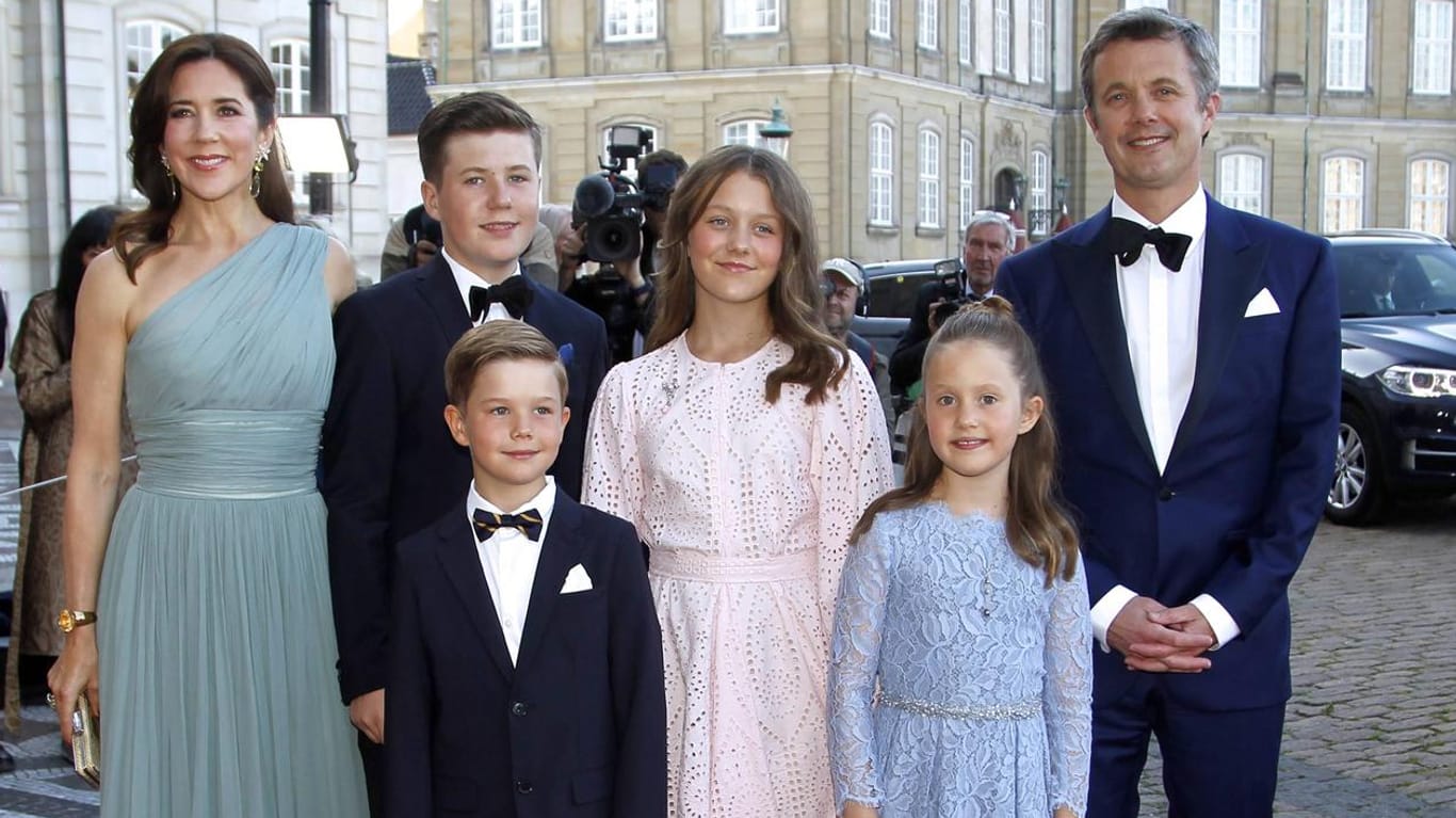 Prinzessin Mary und Prinz Frederik mit den Kindern Isabella, Josephine, Vicent und Christian.