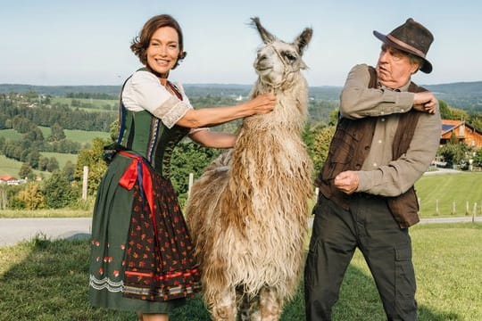 Pensionswirtin Sophie (Aglaia Szyszkowitz) und ihr Dauergast Barthl (Friedrich von Thun) mit Lama Helga: Der Heimatfilm "Zimmer mit Stall - Tierisch gute Ferien" hat am Freitagabend das Quotenrennen gemacht.