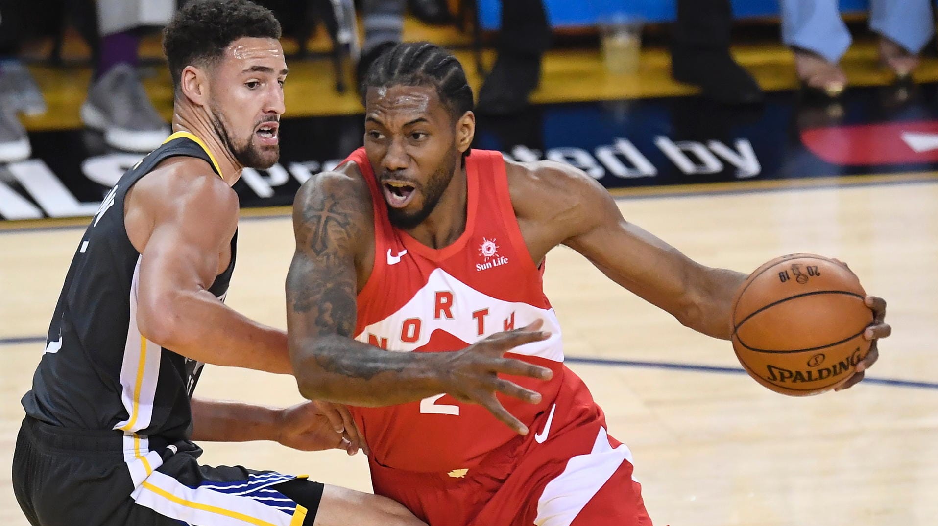 Erneut bärenstark: Raptors-Star Kawhi Leonard (r.) zieht an Golden States Klay Thompson vorbei.