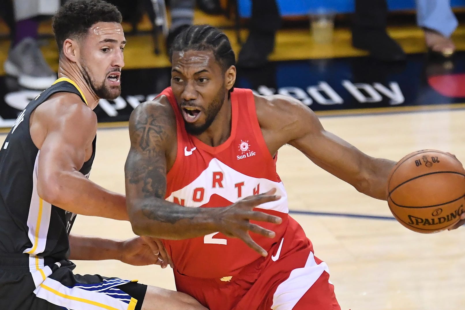 Erneut bärenstark: Raptors-Star Kawhi Leonard (r.) zieht an Golden States Klay Thompson vorbei.