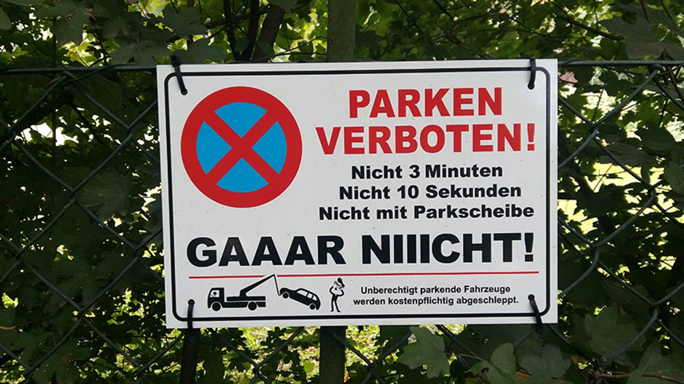 Das Foto zeigt ein ungewöhnlich deutliches "Parken Verboten"-Schild: Auf der Webseite www.verbote.gallery findet man tausende solcher kuriosen Schilder.
