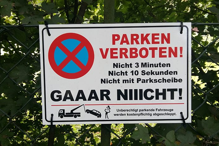 Das Foto zeigt ein ungewöhnlich deutliches "Parken Verboten"-Schild: Auf der Webseite www.verbote.gallery findet man tausende solcher kuriosen Schilder.