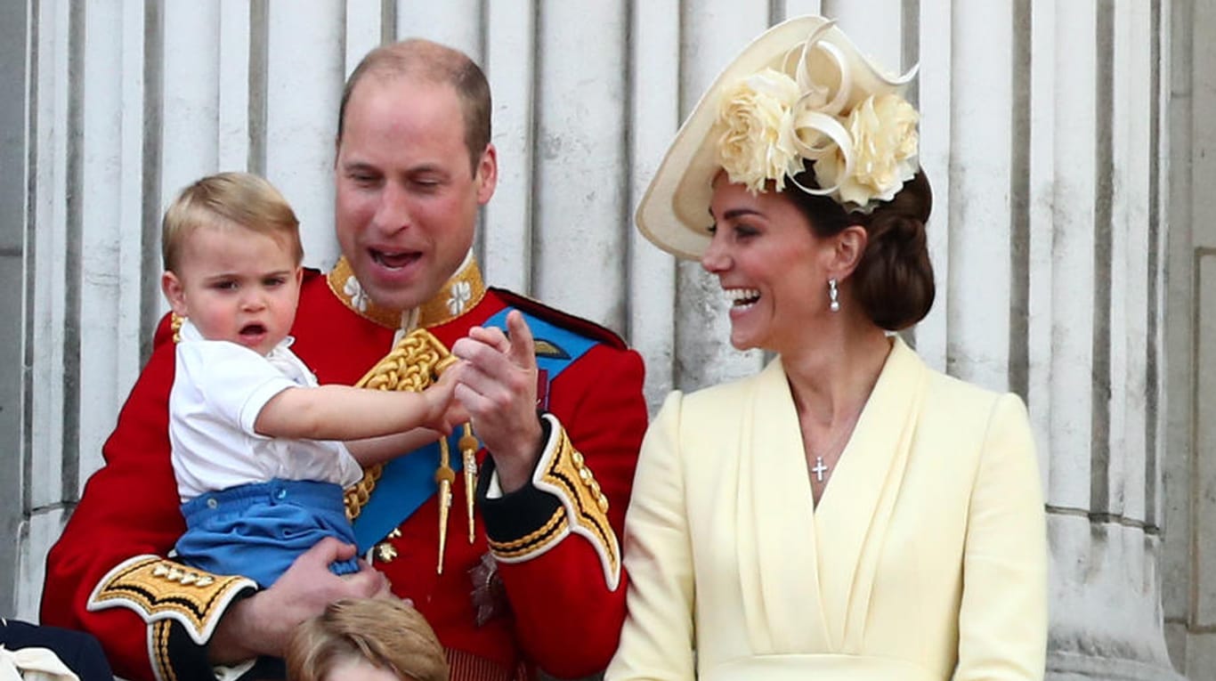 Entzückt alle: Der kleine Prinz Louis auf dem Arm seines Vaters Prinz William.