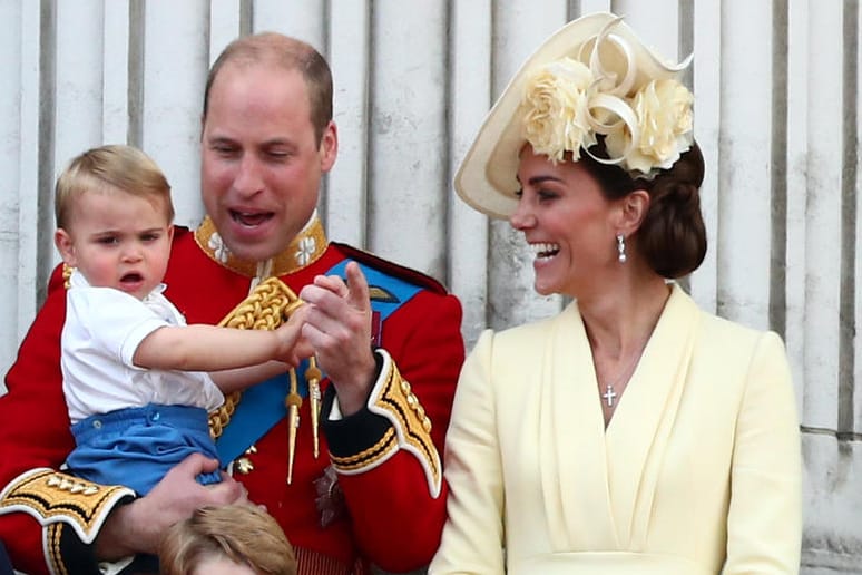 Entzückt alle: Der kleine Prinz Louis auf dem Arm seines Vaters Prinz William.