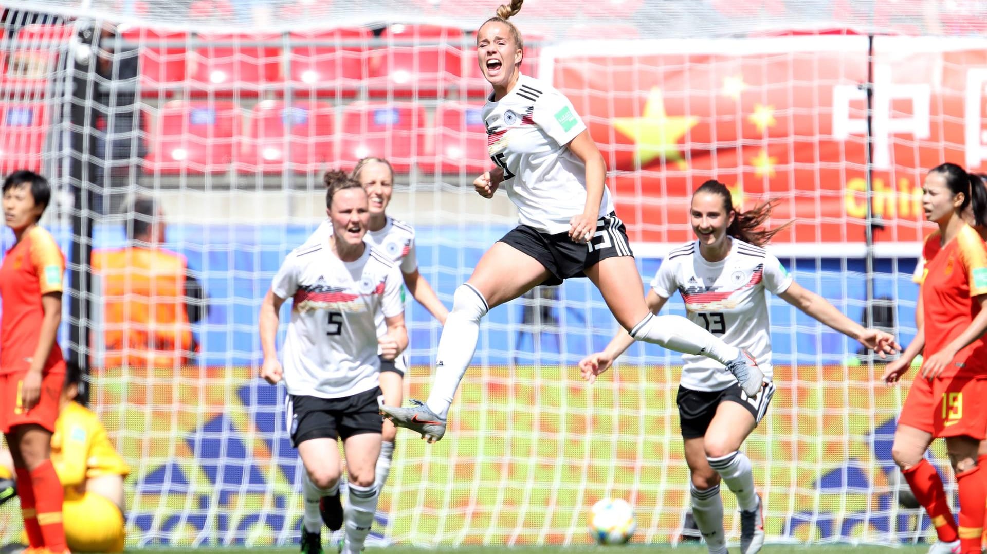 Auftakt-Freude: Giulia Gwinn (Mitte) erzielte das 1:0 gegen China.