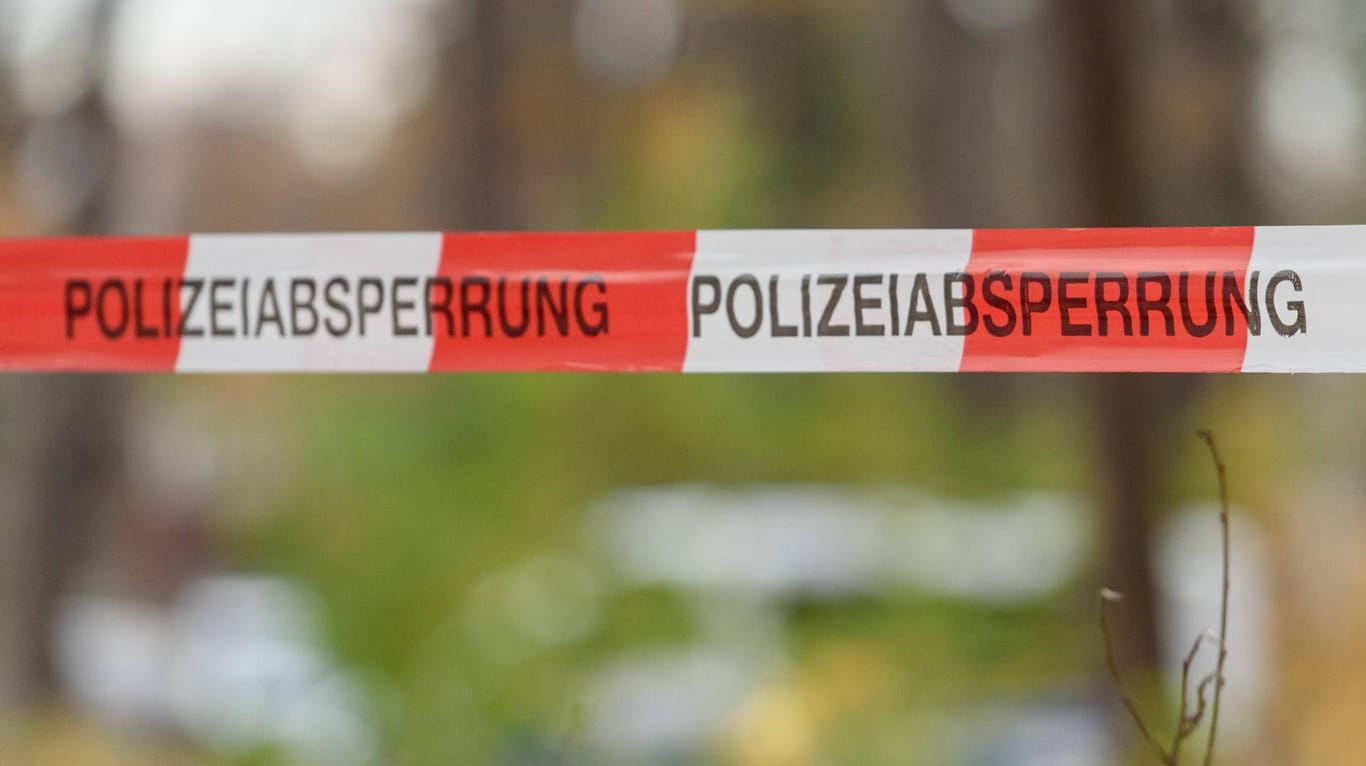 Absperrband der Polizei: Ein Mann ist bei einem Unfall in Wolfsburg gestorben.