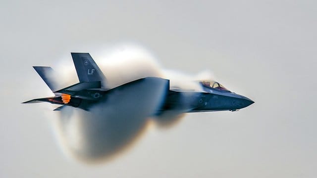 Wegen des geplanten Kaufs eines russischen Raketenabwehrsystems durch die Türkei leiten die USA Schritte zum Ausschluss des Nato-Partners aus dem F-35-Kampfjetprogramm ein. Wegen des geplanten Kaufs eines russischen Raketenabwehrsystems durch die Türkei leiten die USA Schritte zum Ausschluss des Nato-Partners aus dem F-35-Kampfjetprogramm ein.