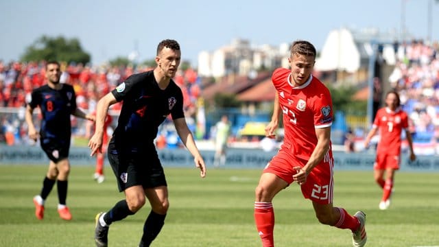 Ivan Perisic (l), hier im Duell mit dem Waliser Will Vaulks, erzielte das 2:0. Ivan Perisic (l), hier im Duell mit dem Waliser Will Vaulks, erzielte das 2:0.