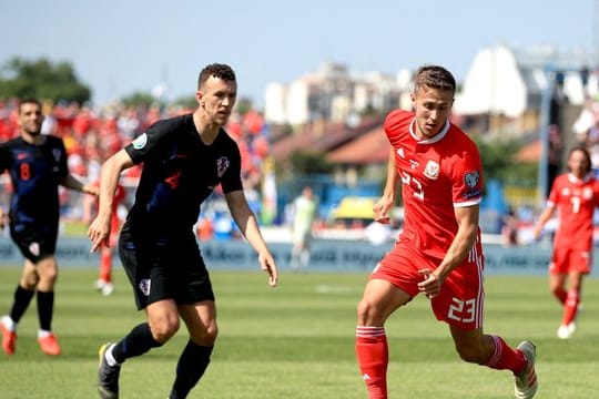 Ivan Perisic (l), hier im Duell mit dem Waliser Will Vaulks, erzielte das 2:0.