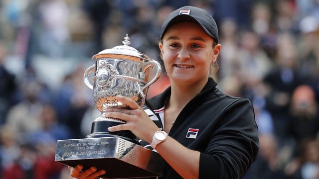 Ashleigh Barty hält den Pokal für den Gewinn ihres ersten Grand-Slam-Titels hoch.