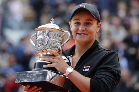 Ashleigh Barty hält den Pokal für den Gewinn ihres ersten Grand-Slam-Titels hoch.