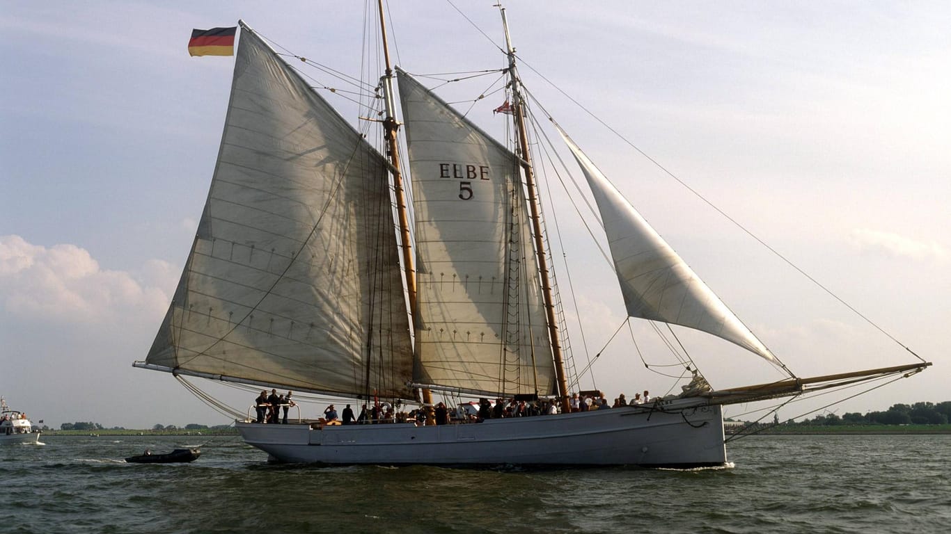 Lotsenschoner Elbe 5: Das historische Segelschiff sank nach einer Kollision mit einem Containerschiff auf der Elbe.