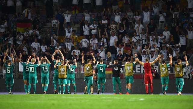 Die Nationalmannschaft lässt sich nach dem Spiel von den mitgereisten Fans feiern. Die Nationalmannschaft lässt sich nach dem Spiel von den mitgereisten Fans feiern.