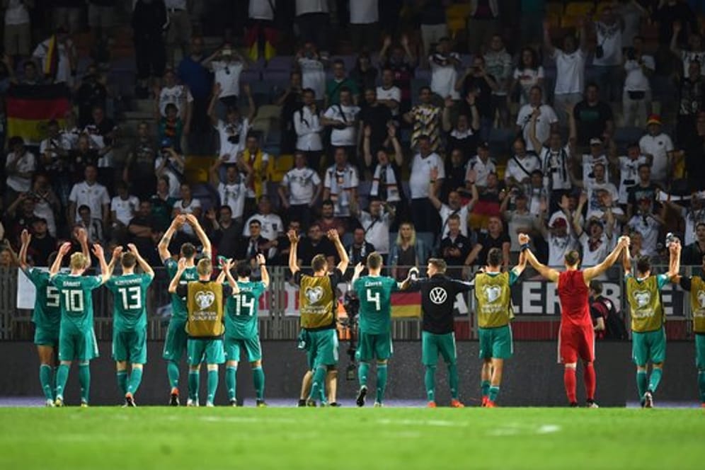 Die Nationalmannschaft lässt sich nach dem Spiel von den mitgereisten Fans feiern.