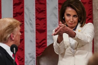 Nancy Pelosi applaudiert Donald Trump während seiner Rede zur Lage der Nation (Archivbild): Die einflussreiche Demokratin hat den US-Präsidenten jetzt scharf kritisiert.