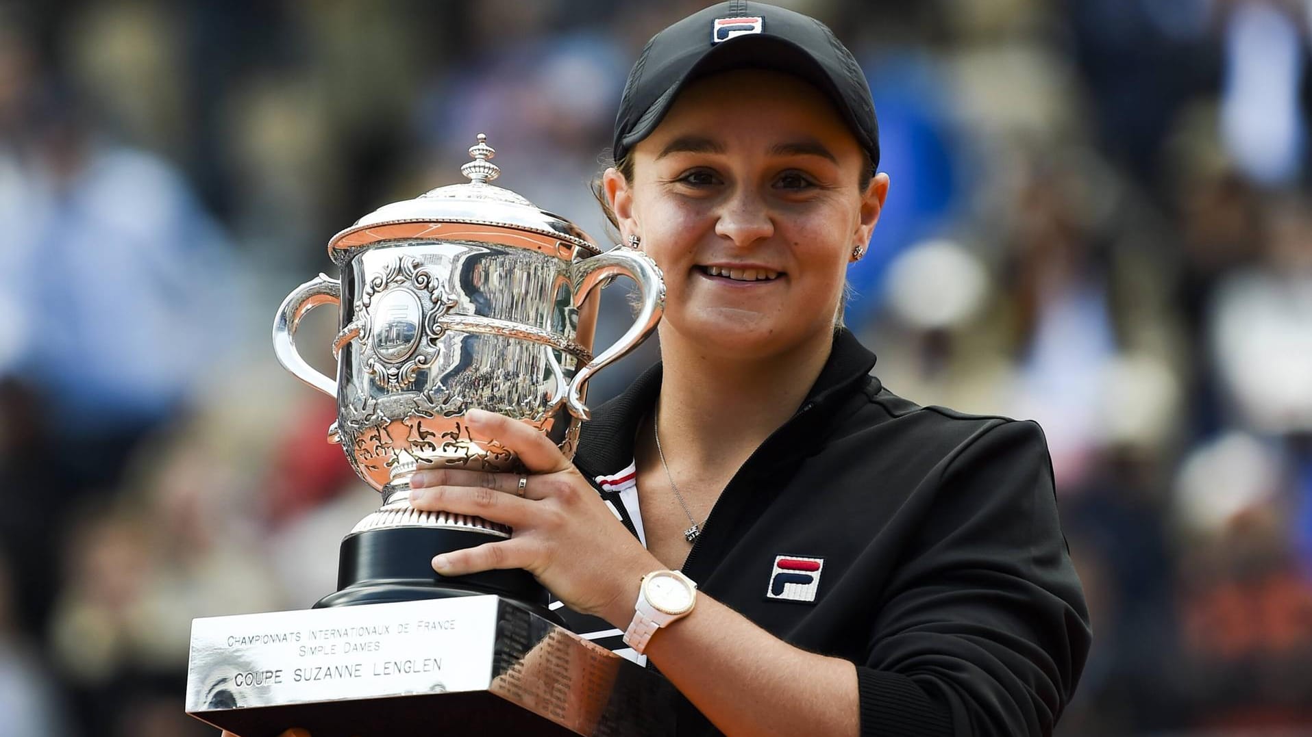 Überglücklich: Ashleigh Barty mit der French-Open-Trophäe.