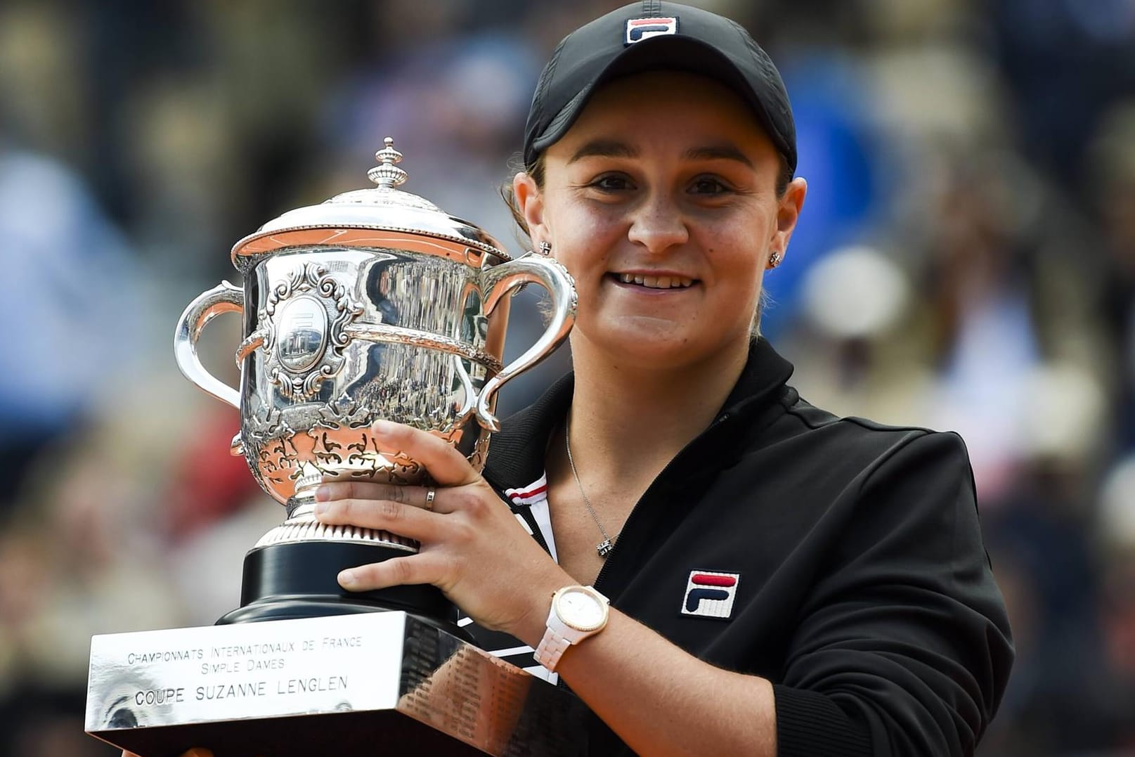 Überglücklich: Ashleigh Barty mit der French-Open-Trophäe.