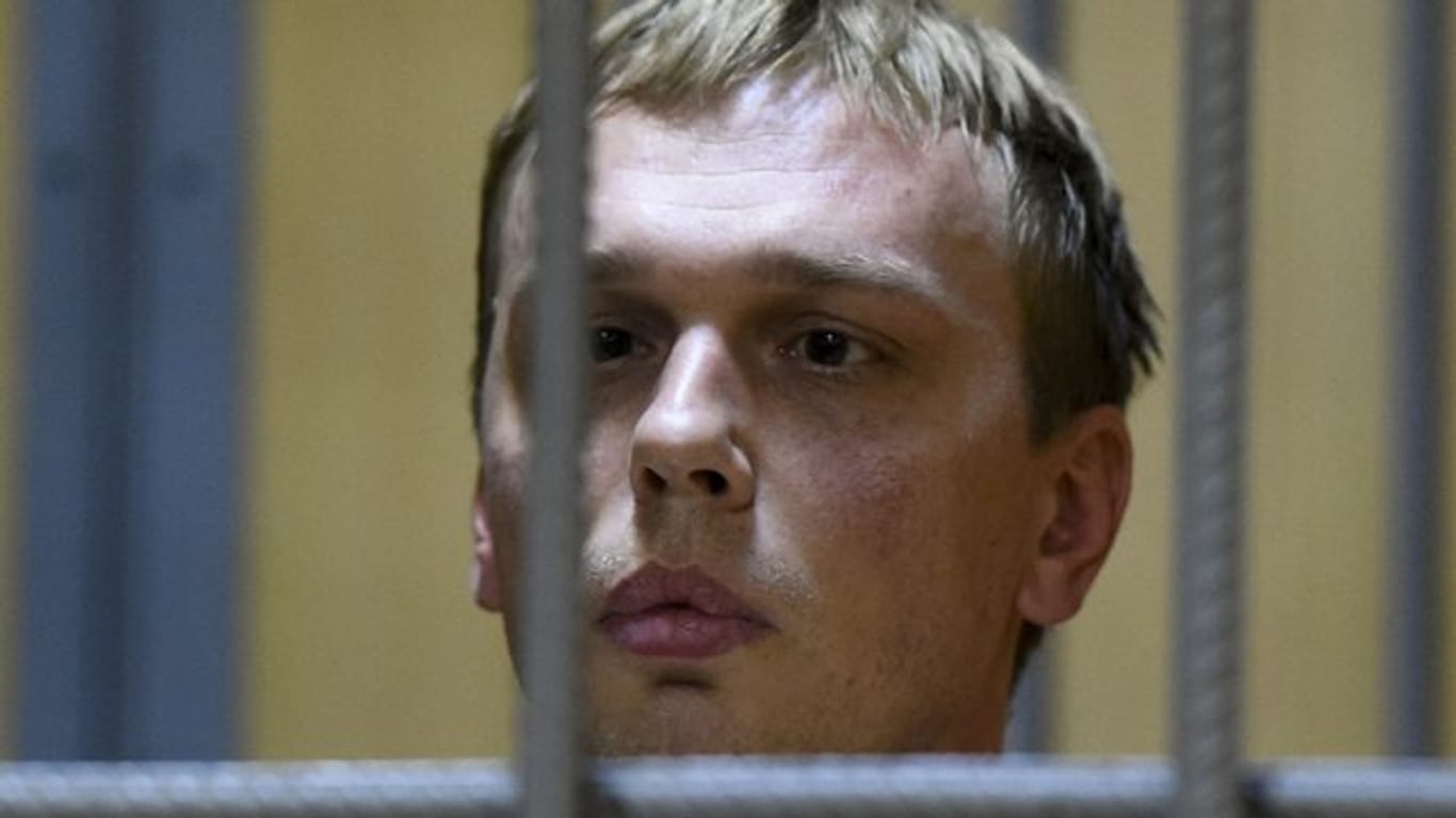 Iwan Golunow, Investigativ-Journalist, sitzt vor Gericht in einer Zelle.