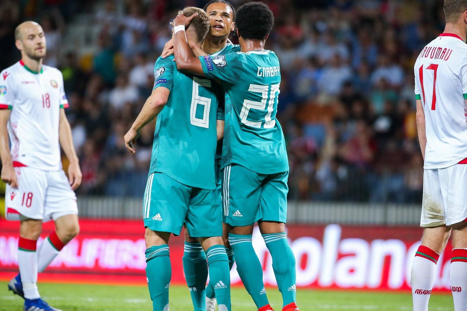Jubel-Trio: Joshua Kimmich, Leroy Sané und Serge Gnabry (v.l.n.r.).