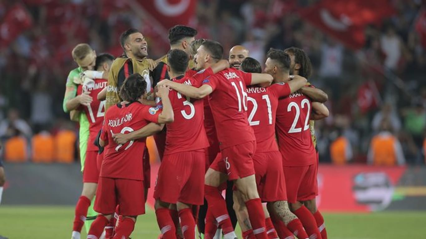 Die türkischen Spieler jubeln nach ihrem überraschenden Sieg gegen Frankreich.