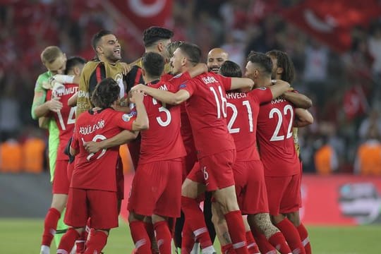 Die türkischen Spieler jubeln nach ihrem überraschenden Sieg gegen Frankreich.