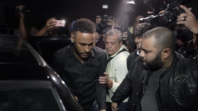 Neymar muss etwa vier Wochen pausieren.