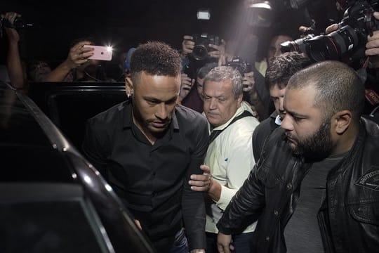 Neymar muss etwa vier Wochen pausieren.