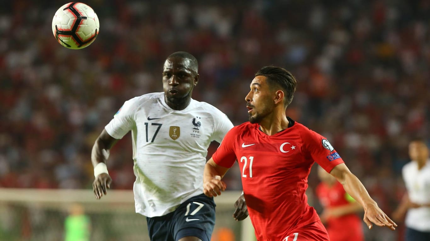 Überraschender Erfolg: Die Türkei um Spieler Can Kahveci hat Weltmeister Frankreich (hier mit Moussa Sissoko) geschlagen.