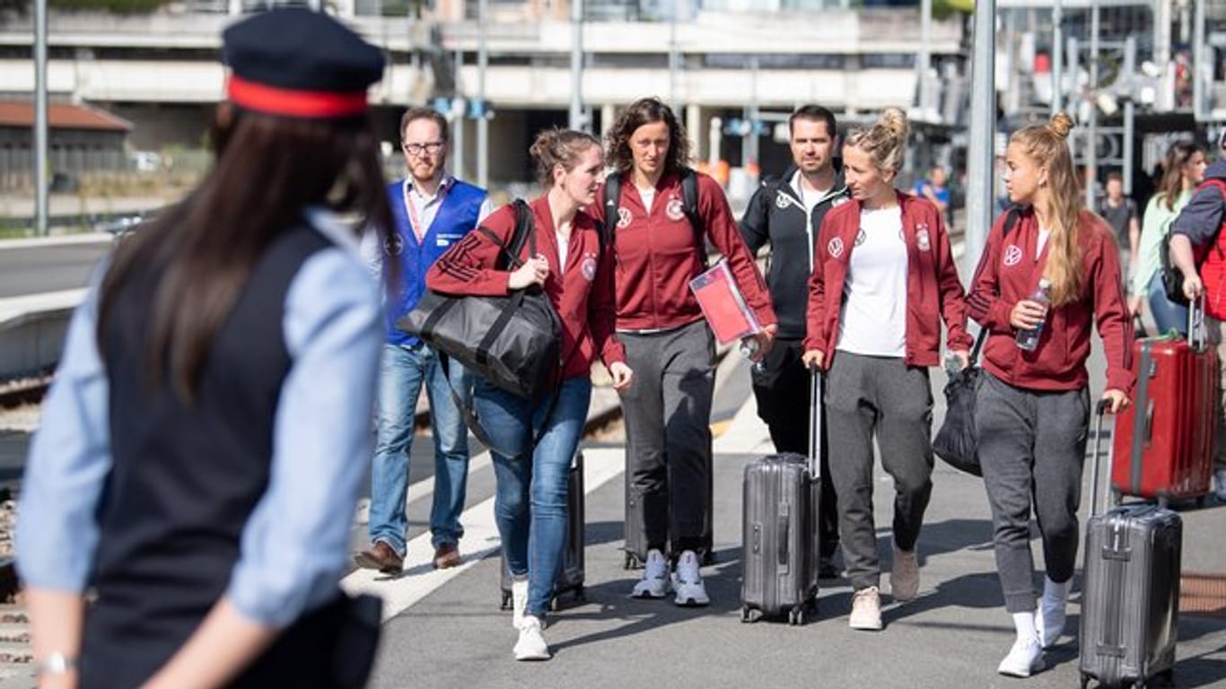 Mit Bus und Bahn geht es für die deutschen Fußballerinnen nach Valenciennes zum zweiten WM-Spiel gegen Spanien.