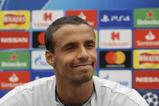 Joel Matip vom FC Liverpool betrachtet die derzeitigen Erfolge der englischen Clubs eher nüchtern.