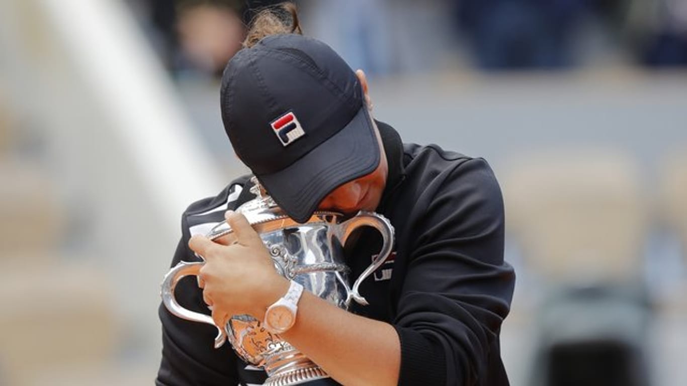 Ashleigh Barty umarmt ihren ersten Grand-Slam-Pokal.