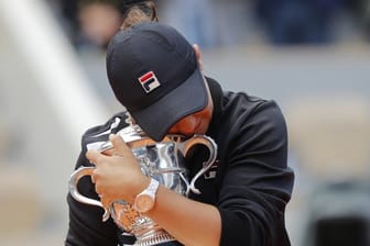 Ashleigh Barty umarmt ihren ersten Grand-Slam-Pokal.