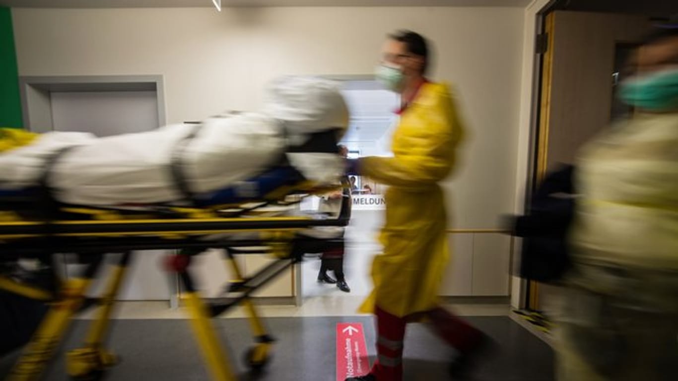 Ein Sanitäter bringt einen Patienten in die Notaufnahme: Studien zufolge besteht am Wochenende in Krankenhäusern ein höheres Sterberisiko.