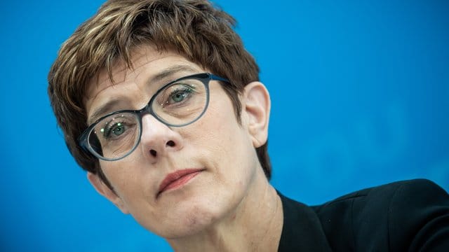 Annegret Kramp-Karrenbauer, Bundesvorsitzende der CDU, spricht bei einer Pressekonferenz nach der zweitägigen Klausur des CDU Bundesvorstands.