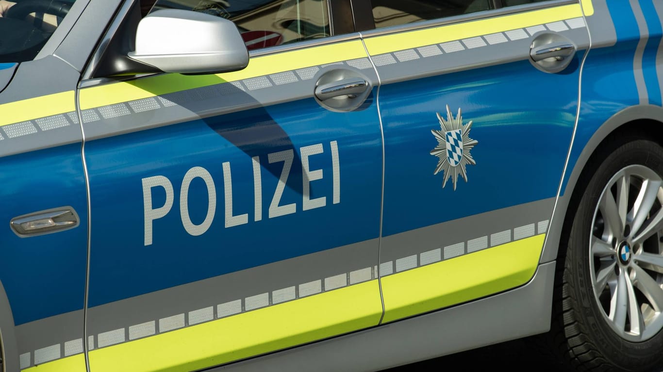 Polizeiwagen aus Bayern: Ein Mann konnte nur noch tot aus einem Teich geborgen werden. (Symbolbild)
