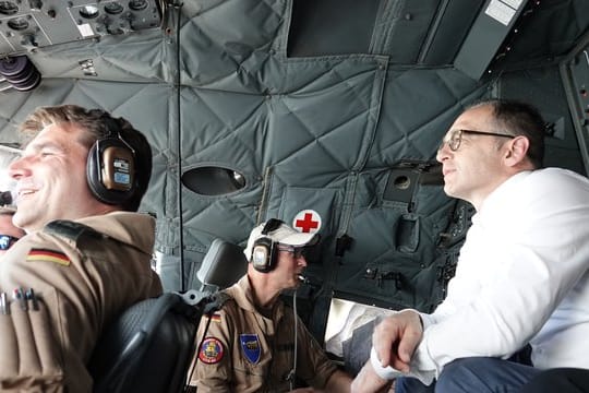 Außenminister Heiko Maas (SPD) im Cockpit einer Transall der Bundeswehr.